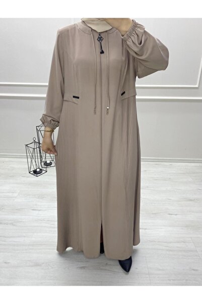 beyhanlı High-Necked Ferace with Pleated Detail