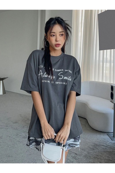 Flood Of Style تيشيرت نسائي ذو رقبة دائرية كبيرة الحجم مطبوع عليه Smoked Alwa...