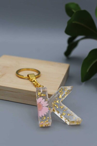 Roza ميدالية مفاتيح مزينة بالورد المجفف وورق الذهب حرف K من الرزين الفاخر