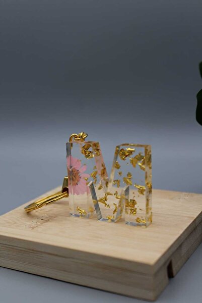 Roza ميدالية مفاتيح مزينة بالورد المجفف وورق الذهب حرف M من الرزين الفاخر