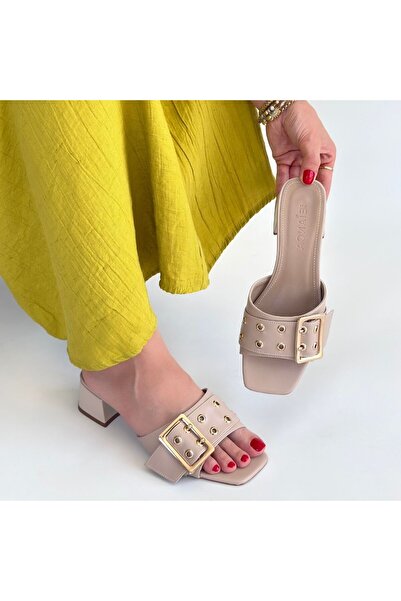 Zerenyus Παντόφλες με τακούνι με λεπτομέρεια με αγκράφα σε μπεζ χρώμα