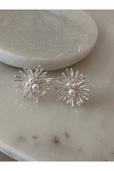 Esmeray Aksesuar Vip Seri Gümüş Renk 925 K Gümüş Kaplama Zirkon Taş ve İnci Detaylı Tasarım Küpe En Boy 2 cm.