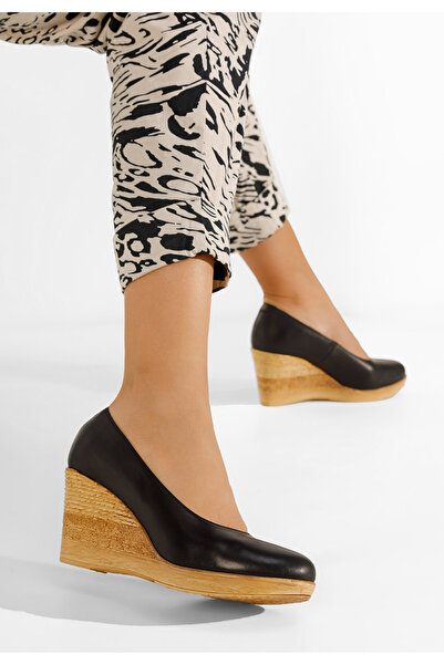 B T Shoes Černé lodičky na klínku Zola V3