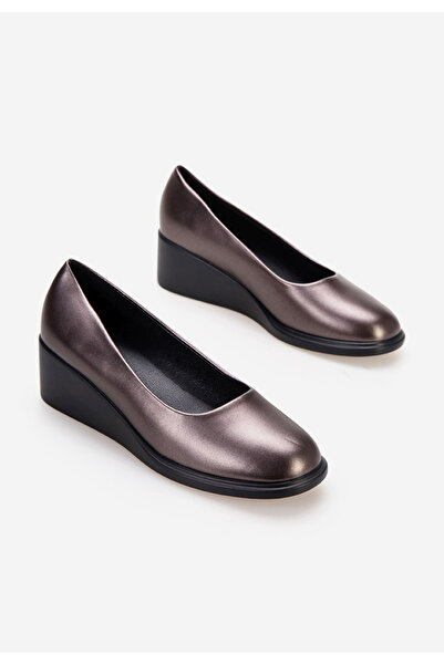 B T Shoes Stribrné lodičky na klínku Granada