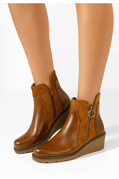 B T Shoes Camelové kotnikove boty na klínku Anadva
