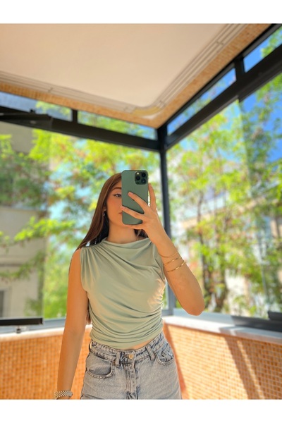 FOORS Γυναικεία πράσινη μπλούζα λεπτομέρεια με σούρες με μηδενικό μανίκι