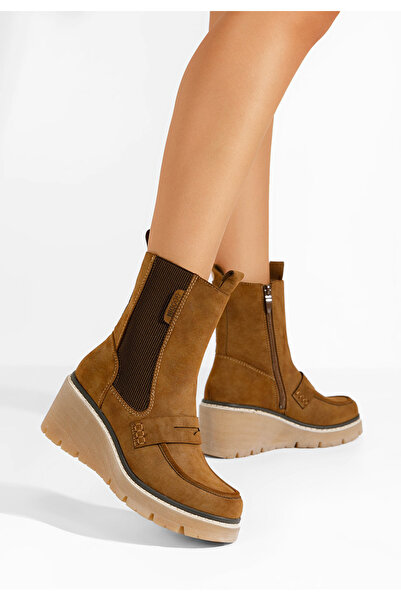 B T Shoes Camelové kotnikove boty na klínku Saina