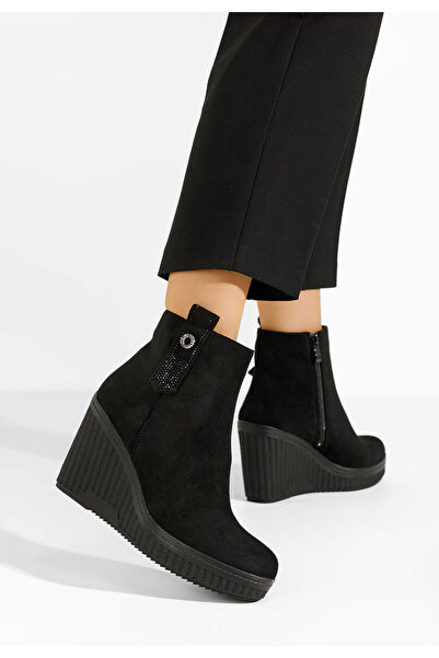 B T Shoes Černé polokozačky na platformě Charlet