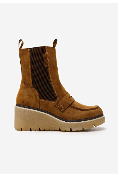 B T Shoes Camelové kotnikove boty na klínku Saina