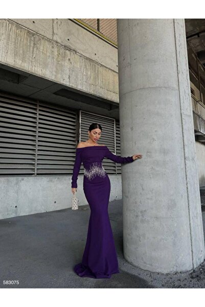 Modafeminen KREP TAŞLI UZUN DEGAJE YAKA MOR ELBİSE 583075