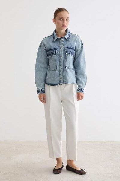 LEVURE جاكيت جينز مطرز بتفاصيل زرقاء