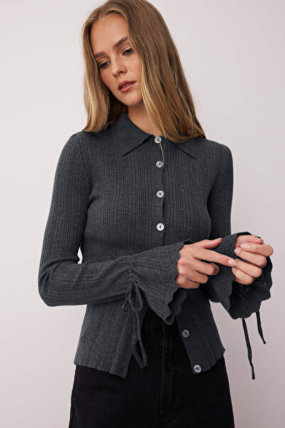 Trendyol Collection Anthrazitfarbene, merzerisierte, gerippte Strickjacke mit Polokragen TWOAW26HI00111