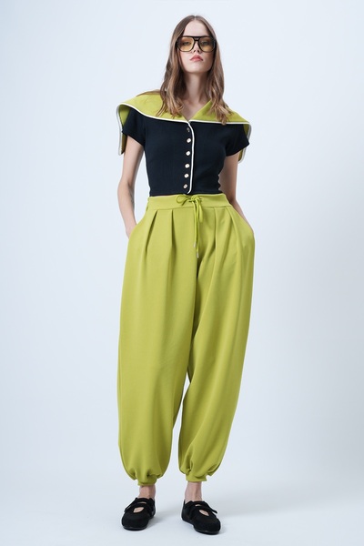 Trend Alaçatı Stili Kadın Yağ Yeşili Beli Ve Paçası Lastikli Pile Detaylı Baggy Fit Örme Pantolon ALC-X14629