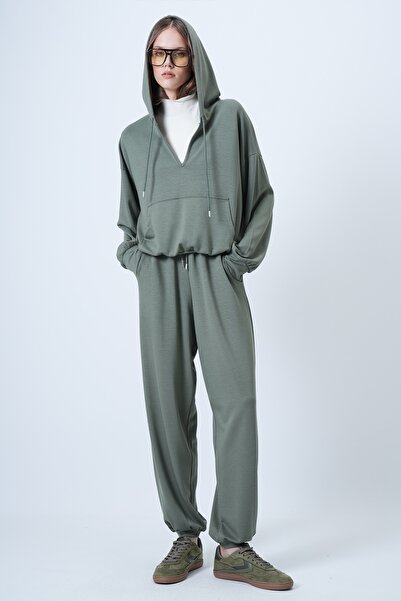Trend Alaçatı Stili Kadın Haki Kapüşonlu V Yaka Oversize Pamuklu Sweatshırt Ve Pantolonlu Takım ALC-X14646