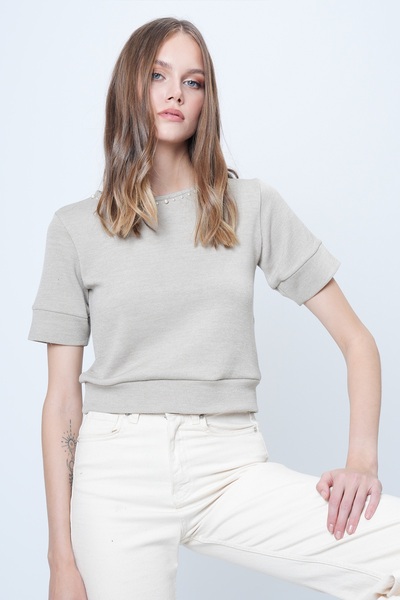 Trend Alaçatı Stili Khakifarbene Strickbluse mit Rundhalsausschnitt und Perlen für Damen ALC-X14637