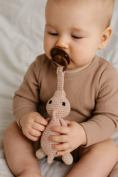 Wellgro دمية بطة أميجورومي المحبوبة مع حزام مصاصة - مسحوق