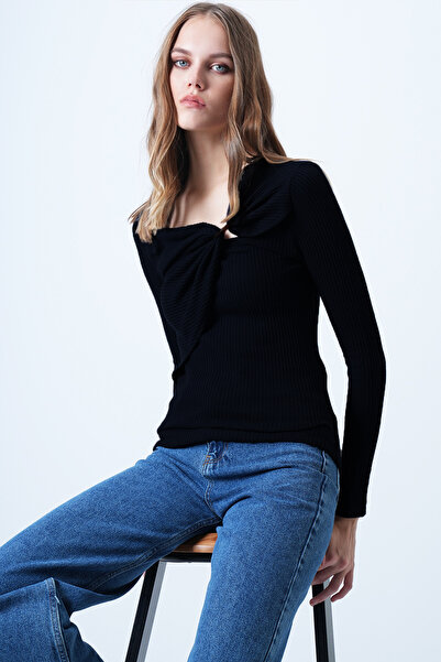 Trend Alaçatı Stili Schwarze Damenbluse mit asymmetrischem Kragen und detailliertem, gerafftem Camisole-Design ALC-X14357