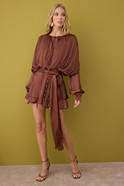 Trendyol Collection Кафява мини рокля с детайли в стил бохо, изработена от сатен с шорти TPRAW26EL00039