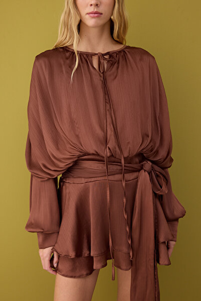 Trendyol Collection Hnědé šaty Boho Woven Satin Mini s krajkovým detailem a vnitřními šortkami TPRAW26EL00039