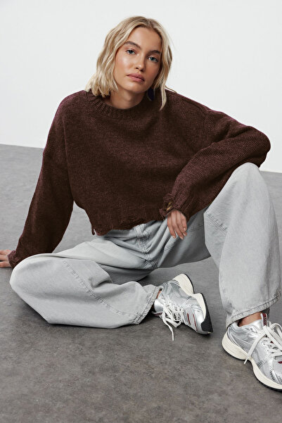 Trendyol Collection Кафяв кроп пуловер с широка кройка, мека текстура и детайли от трико TWOAW24KZ00319