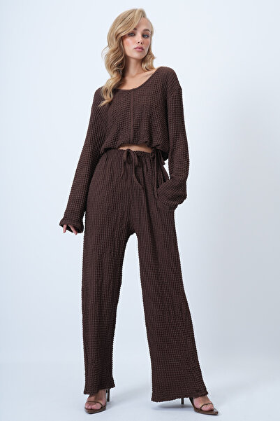 Trend Alaçatı Stili Women's Brown V-Neck Wide-Cut Wrinkled Blouse and Double-Pocketed Pants Set Alc-X14431