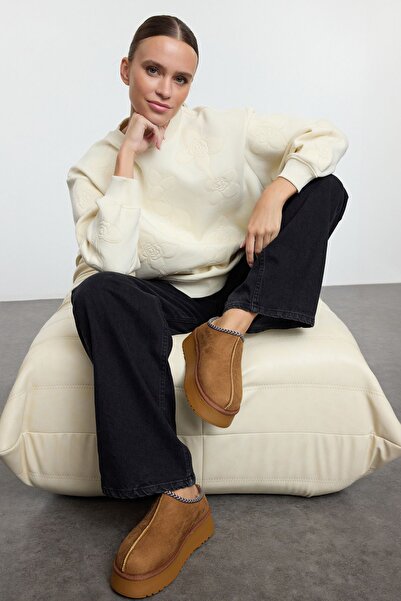 TRENDYOL SHOES Hellbraune, bestickte Damen-Hausschuhe mit Fellfutter und dicker Sohle TAKAW26BO00003