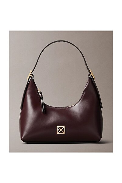 Calvin Klein EMBLEM SKÓRZANA MINI TOREBKA NA RAMIĘ