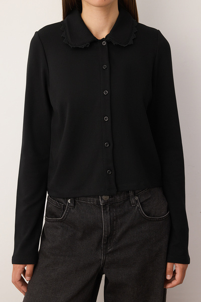 Trendyol Collection Μαύρος γιακάς με δαντέλα Λεπτομερής κανονική/κανονική εφαρμογή με κουμπιά Interlock εύκαμπτη πλεκτή μπλούζα TWOAW26BZ00077