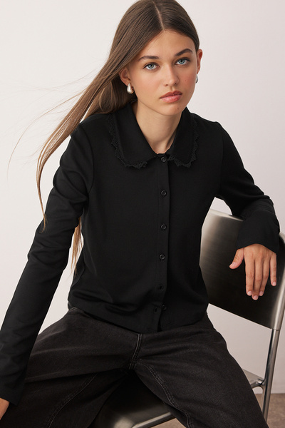 Trendyol Collection Μαύρος γιακάς με δαντέλα Λεπτομερής κανονική/κανονική εφαρμογή με κουμπιά Interlock εύκαμπτη πλεκτή μπλούζα TWOAW26BZ00077