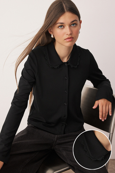 Trendyol Collection Μαύρος γιακάς με δαντέλα Λεπτομερής κανονική/κανονική εφαρμογή με κουμπιά Interlock εύκαμπτη πλεκτή μπλούζα TWOAW26BZ00077