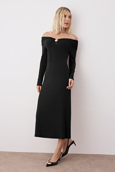 Trendyol Collection Μαύρο αξεσουάρ με λεπτομέρεια ανοιχτό ώμο Bodycon Maxi ελαστικό πλεκτό φόρεμα TWOAW26EL00166
