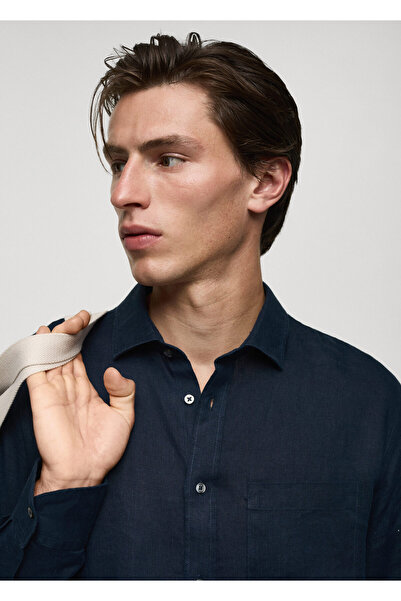 MANGO Чоловіча сорочка темно-синього кольору 77030340
