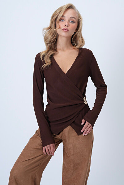 Trend Alaçatı Stili Γυναικεία καφέ μπλούζα με διπλό στήθος με λεπτομέρεια με κούμπωμα με λαιμόκοψη σε σχήμα V ALC-X14337