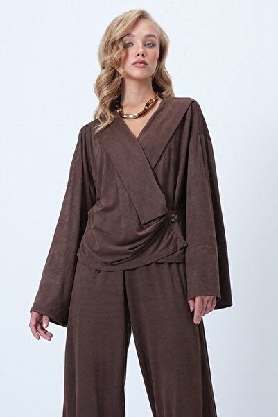 Trend Alaçatı Stili Women's Bitter Brown Double Breasted V-Neck Wide Cut Tarasim Suede Blouse and Pants Set Alc-X14584