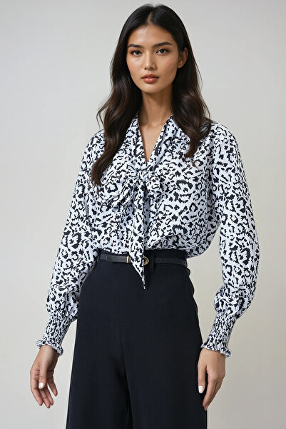 Trend Alaçatı Stili Women's Black-White V-Neck Neck Tie Detail Gipe Detail Moss Crepe Blouse Alc-X14367