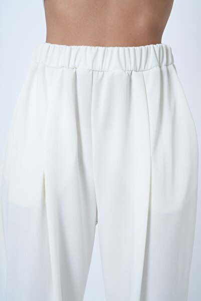 Trend Alaçatı Stili Női Ecru Crew nyakú, bő szabású blúz és elöl redőzött, dupla zsebes nadrág szett ALC-X14553