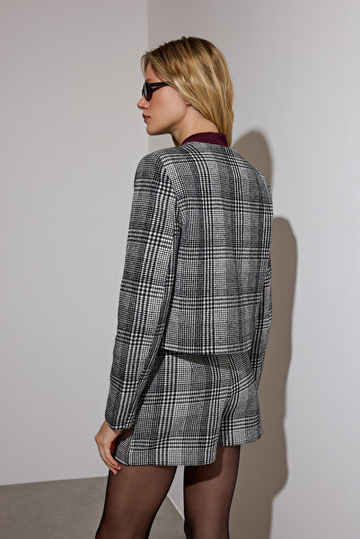 Trendyol Collection Limited Edition Black and White Plaid Crew Neck Cashmere Jacket Twoaw26Ce00033