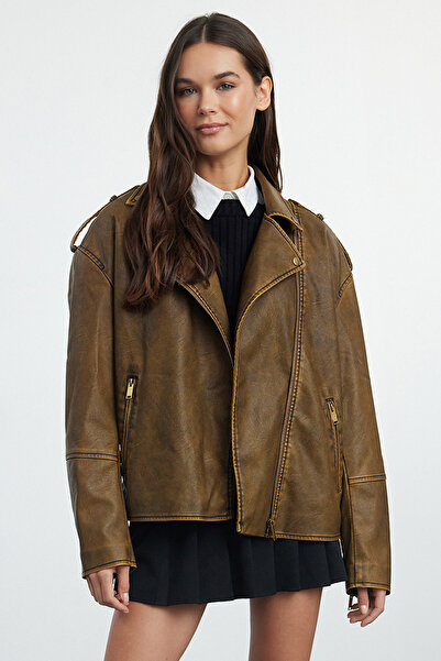 Trendyol Collection Кафяво тънко байкерско яке от изкуствена кожа с огромен размер и ефект на пране TWOAW25MO00010