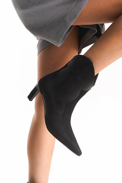 TRENDYOL SHOES Μαύρα δερμάτινα σουέτ με λεπτομέρειες γυναικεία μποτάκια με τακούνι 
 TAKAW26BO00048