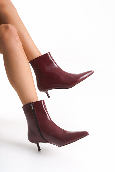 TRENDYOL SHOES Vínové kotníkové boty se špičatou špičkou na tenkém podpatku TAKAW26BO00045