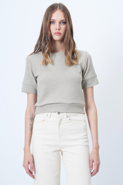 Trend Alaçatı Stili Khakifarbene Strickbluse mit Rundhalsausschnitt und Perlen für Damen ALC-X14637