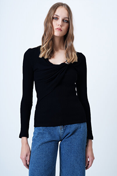 Trend Alaçatı Stili Schwarze Damenbluse mit asymmetrischem Kragen und detailliertem, gerafftem Camisole-Design ALC-X14357