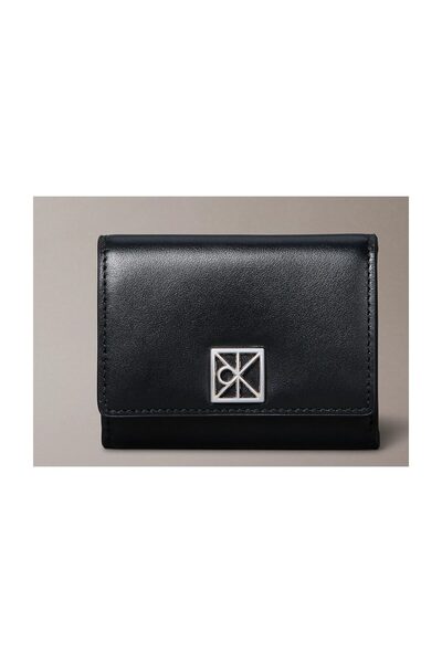 Calvin Klein Emblem Hardware Medium Trifold
