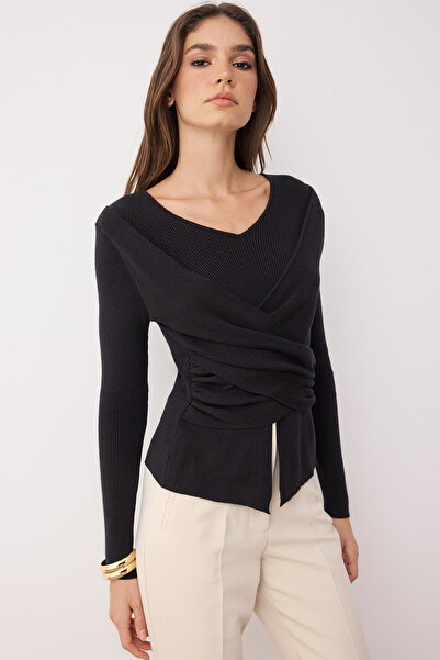 Trendyol Collection Schwarzer Premium-Garn-/Spezialgarn-Pullover mit drapiertem Oberteil und figurbetontem Schnitt TWOAW26KZ00061