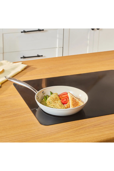 Karaca Pánev Swiss Crystal Almond Cream s nepřilnavým povrchem pro indukční vaření s rukojetí z nerezové oceli, 22 cm, krémová