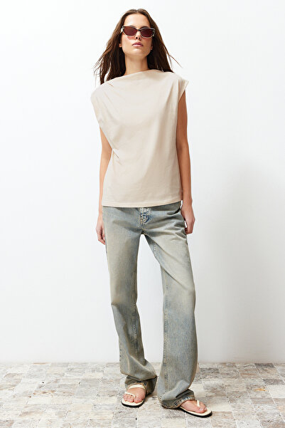 Trendyol Collection Gerafftes Strick-T-Shirt mit U-Boot-Ausschnitt und Nullärmeln in Stein TWOSS24TS00051