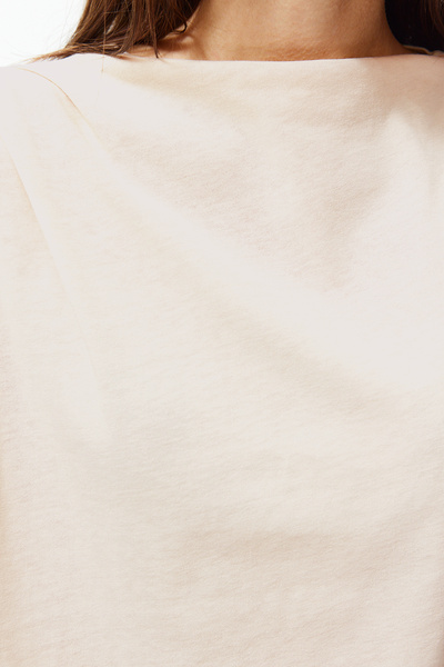 Trendyol Collection Gerafftes Strick-T-Shirt mit U-Boot-Ausschnitt und Nullärmeln in Stein TWOSS24TS00051