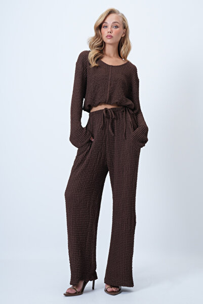 Trend Alaçatı Stili Women's Brown V-Neck Wide-Cut Wrinkled Blouse and Double-Pocketed Pants Set Alc-X14431
