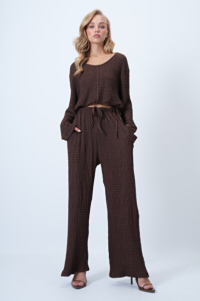 Trend Alaçatı Stili Women's Brown V-Neck Wide-Cut Wrinkled Blouse and Double-Pocketed Pants Set Alc-X14431