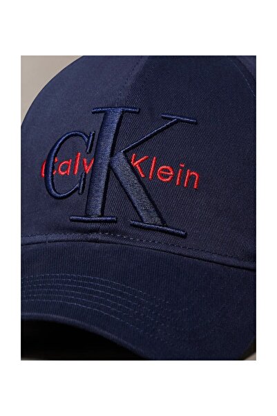 Calvin Klein VELKÁ VÍCEVRSTVÁ ČEPICE MONOLOG